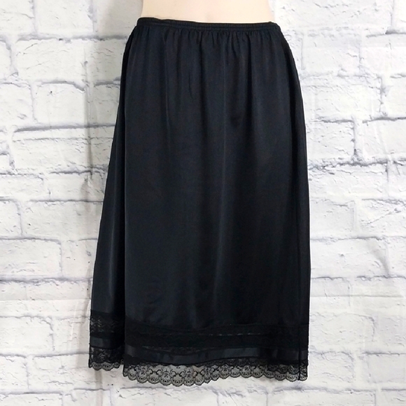 🎟️BOGO FREE🎟️ Vanity Fair Black Half Slip 100% Nylon with Lace at Hem Sz L - Picture 1 of 5